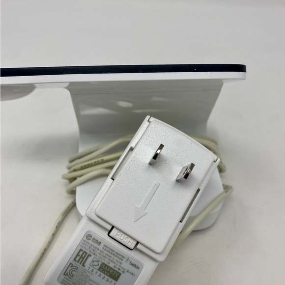 Belkin PowerHouse™ 2-in-1 iPhone & Apple Watch Charging Dock, White - Picture 6 of 7